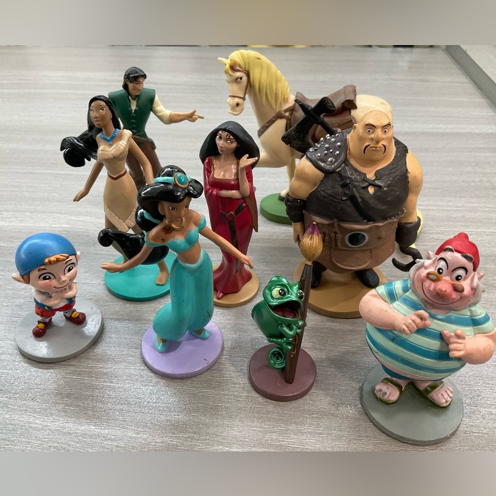 NINE DISNEY FIGURINES‎